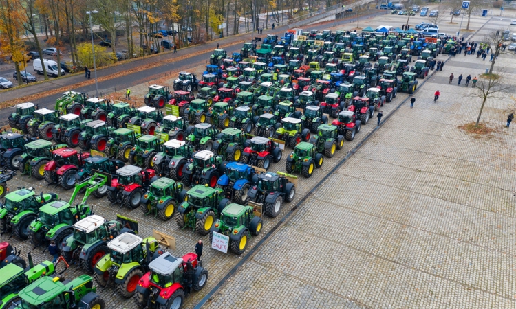 Tisíce traktorů blokují Berlín při protestech farmářů proti škrtům dotací na palivo