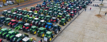 Tisíce traktorů blokují Berlín při protestech farmářů proti škrtům dotací na palivo