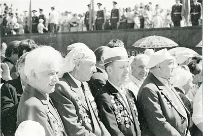 Veteráni kurské bitvy, kteří si přišli připomenout dne 12. července 1983 v Bělgorodě své veliké vítězství v roce 1943. Někde mezi nimi stojí i mladý autor tohoto článku. Veteráni kurské bitvy, kteří si přišli připomenout dne 12. července 1983 v Bělgorodě své veliké vítězství v roce 1943. Někde mezi nimi stojí i mladý autor tohoto článku.