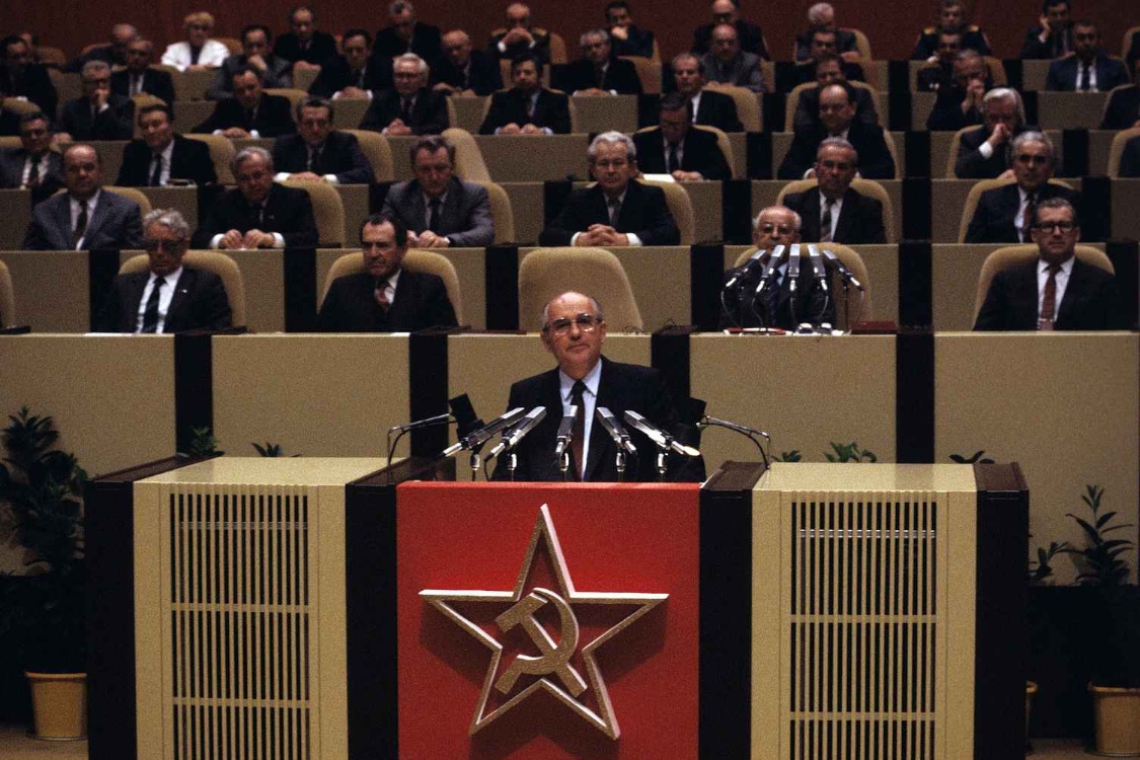 K výročí Listopadové kontrarevoluce: Bezprecedentní zrada
